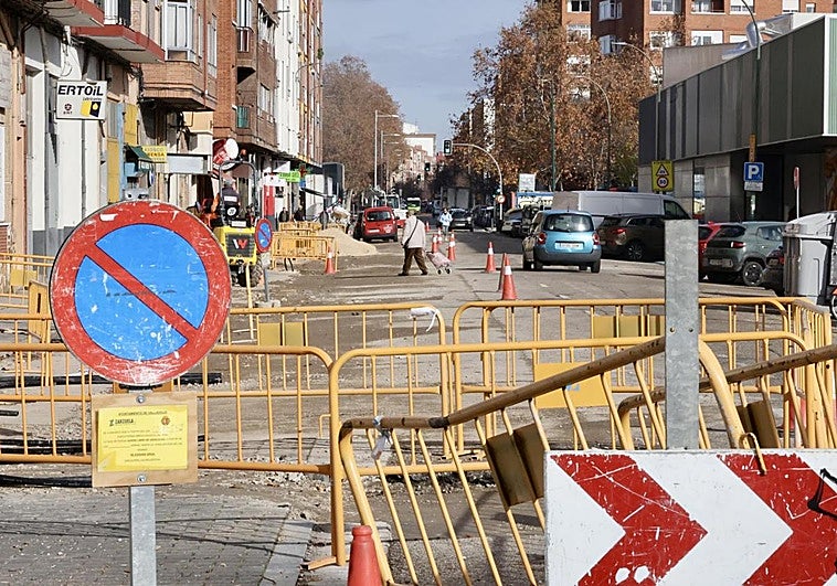 Aceras más anchas y menos plazas de aparcamiento cambiarán el aspecto de una de las entradas a Delicias
